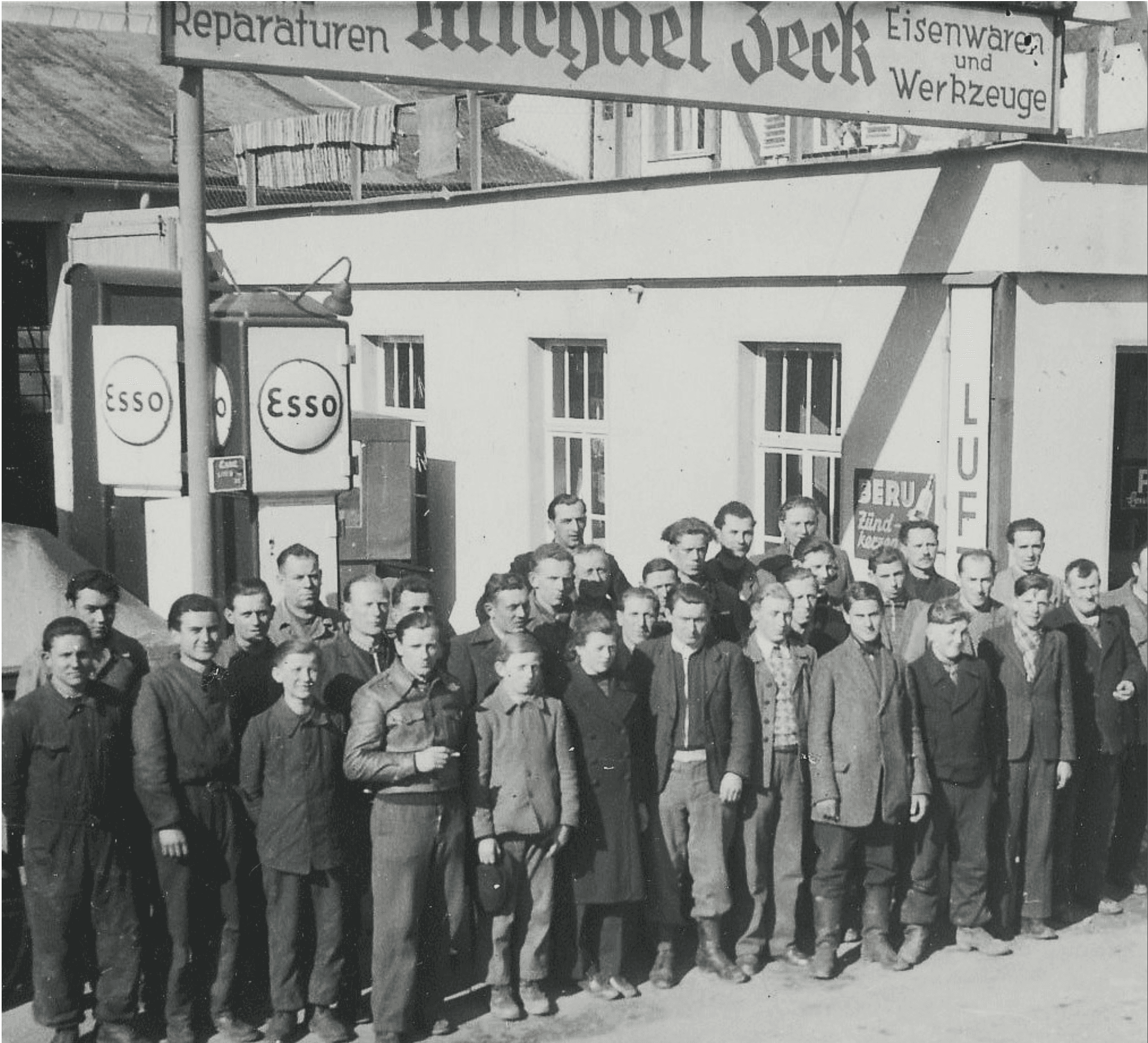 Staff outside the Michael Zeck repair shop and hardware store with Esso pumps at the Oberend premises, Scheßlitz (post-war period, before 1953)