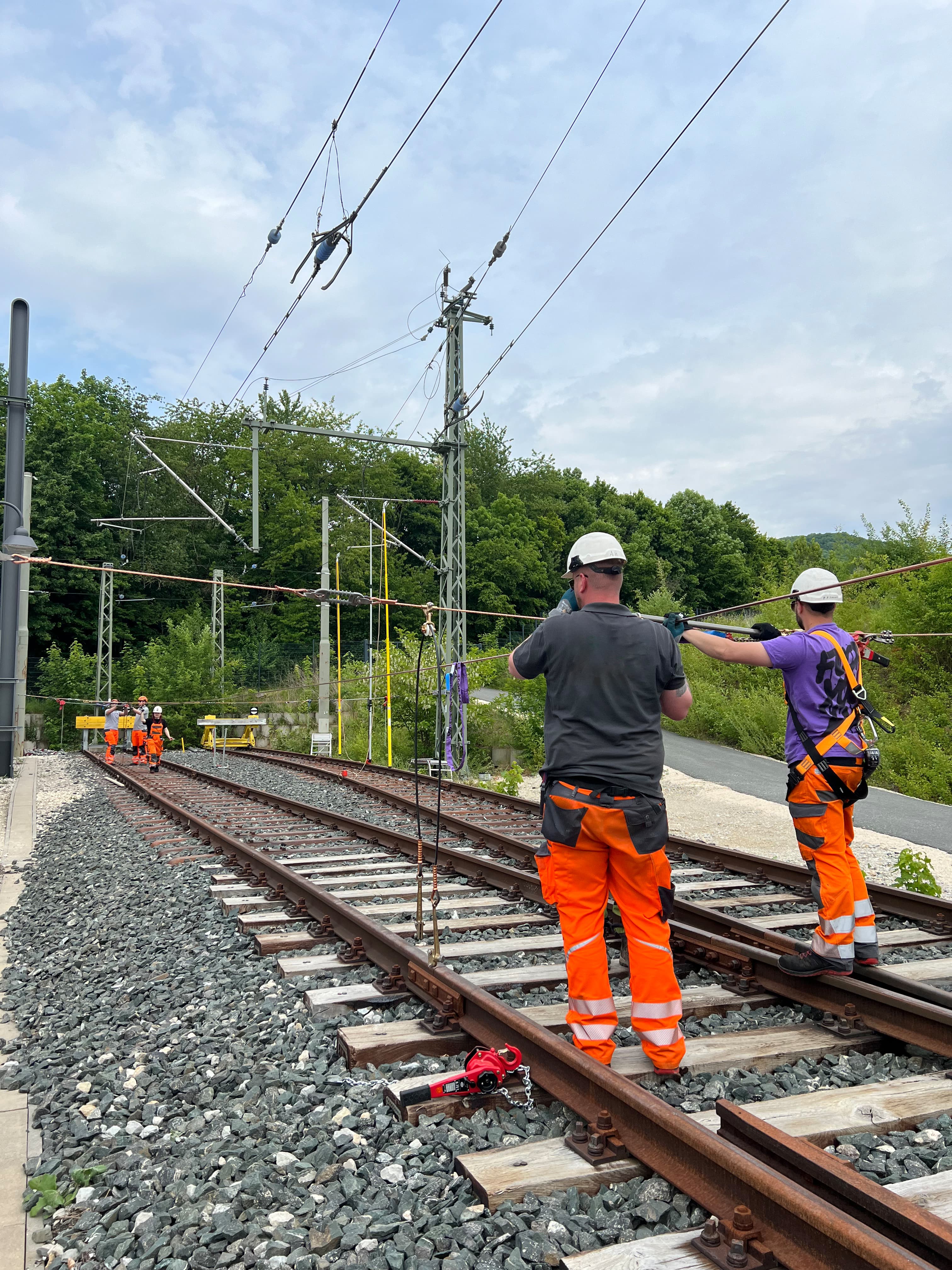 Hands-on exercise on an overhead contact line above railway tracks