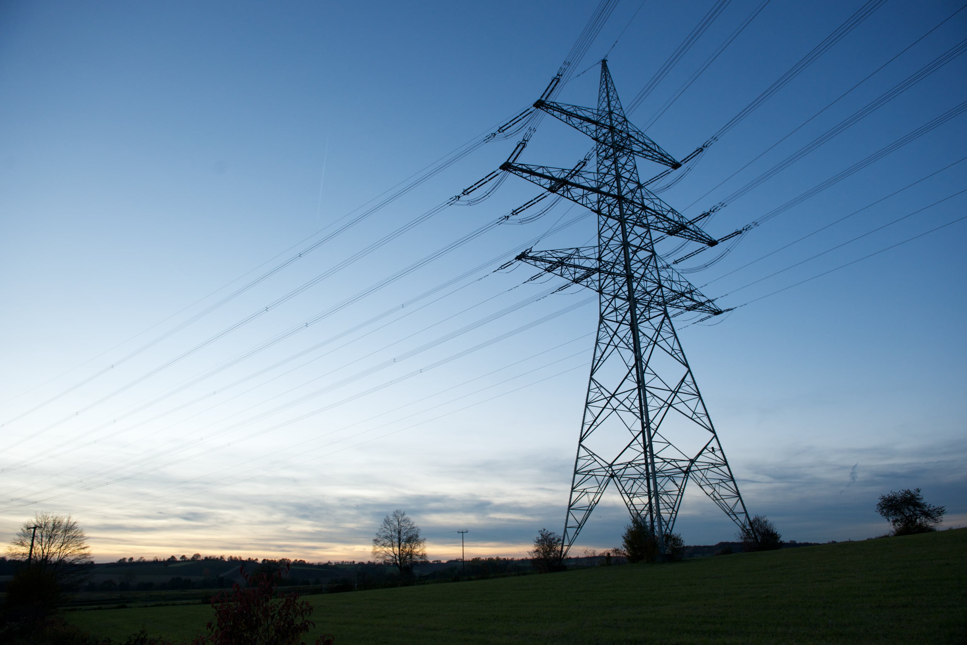 Freileitungsmast in der Abenddämmerung
