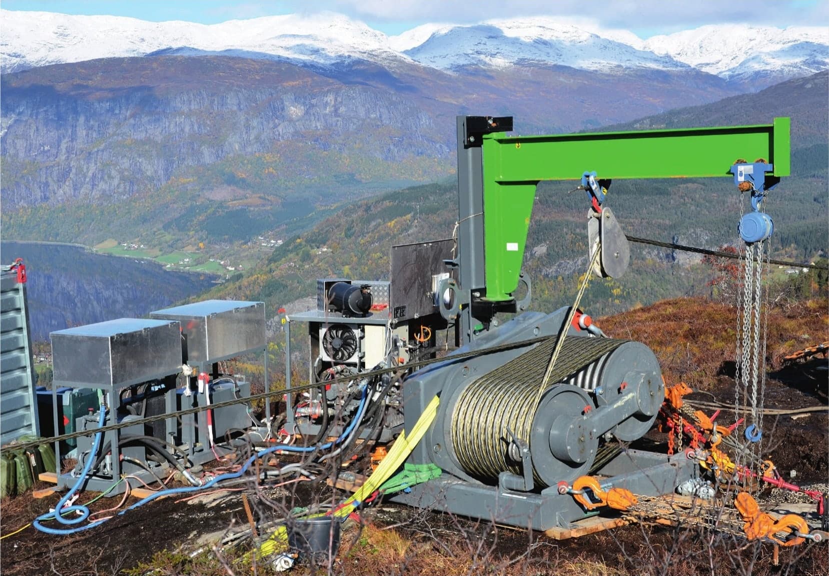ZECK-Spillwinde mit grünem Kran auf einem Berg über einem norwegischen Fjord