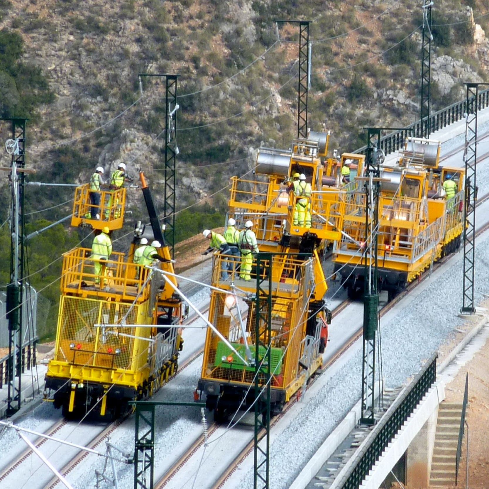ZECK-Fahrleitungsverlegeeinheiten auf Schienenfahrzeugen bei der Montage einer Oberleitung