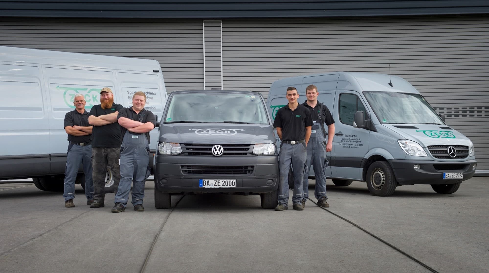 The ZECK service team in front of the service vans