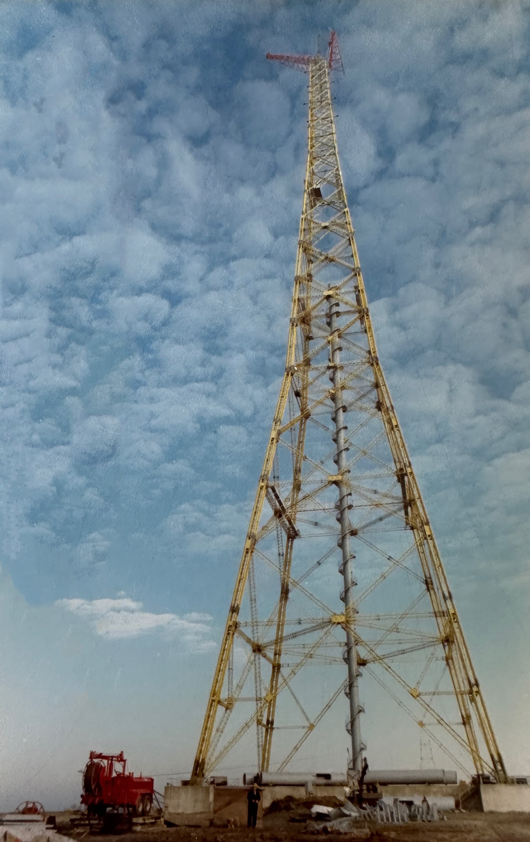 Gittermast der Elbekreuzung bei Stade im Bau, unten links die ZECK-Spillwinde SPW 5 (1977)