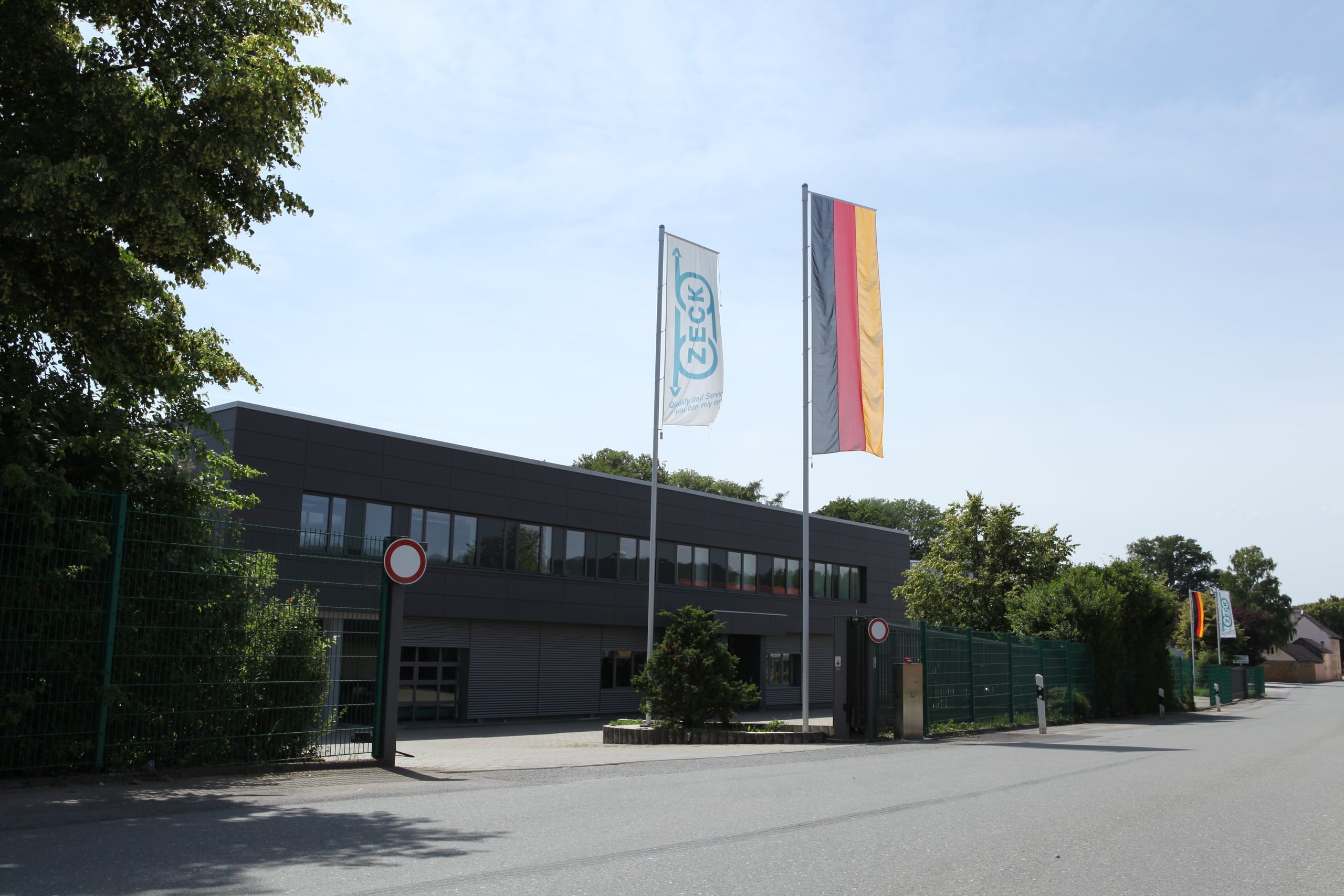 Entrance to the ZECK plant in Scheßlitz-Burgellern with the ZECK and German flags