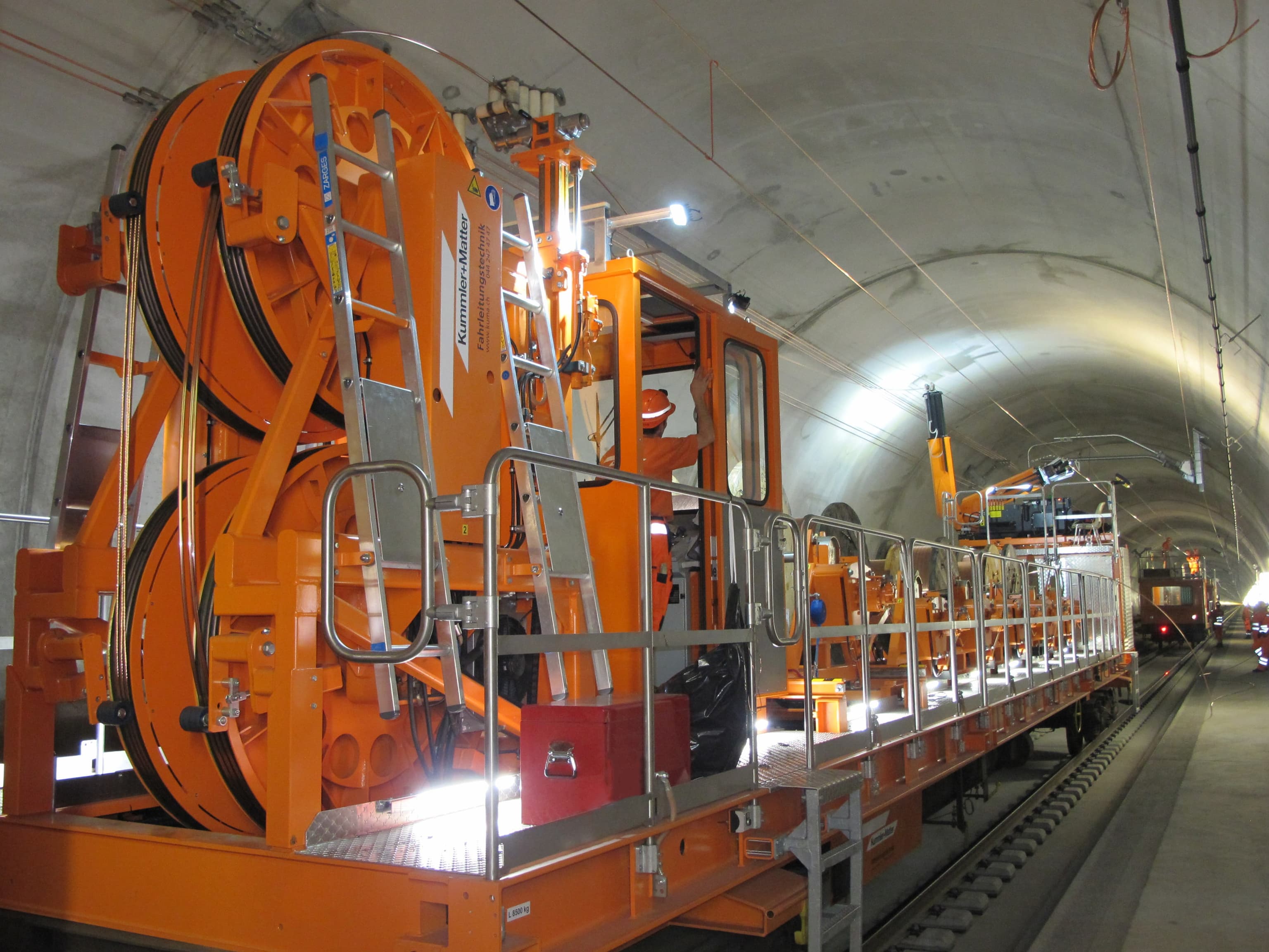 Orange ZECK-Verlegeeinheit von Kummler+Matter mit großen Seiltrommeln im Gotthard-Basistunnel
