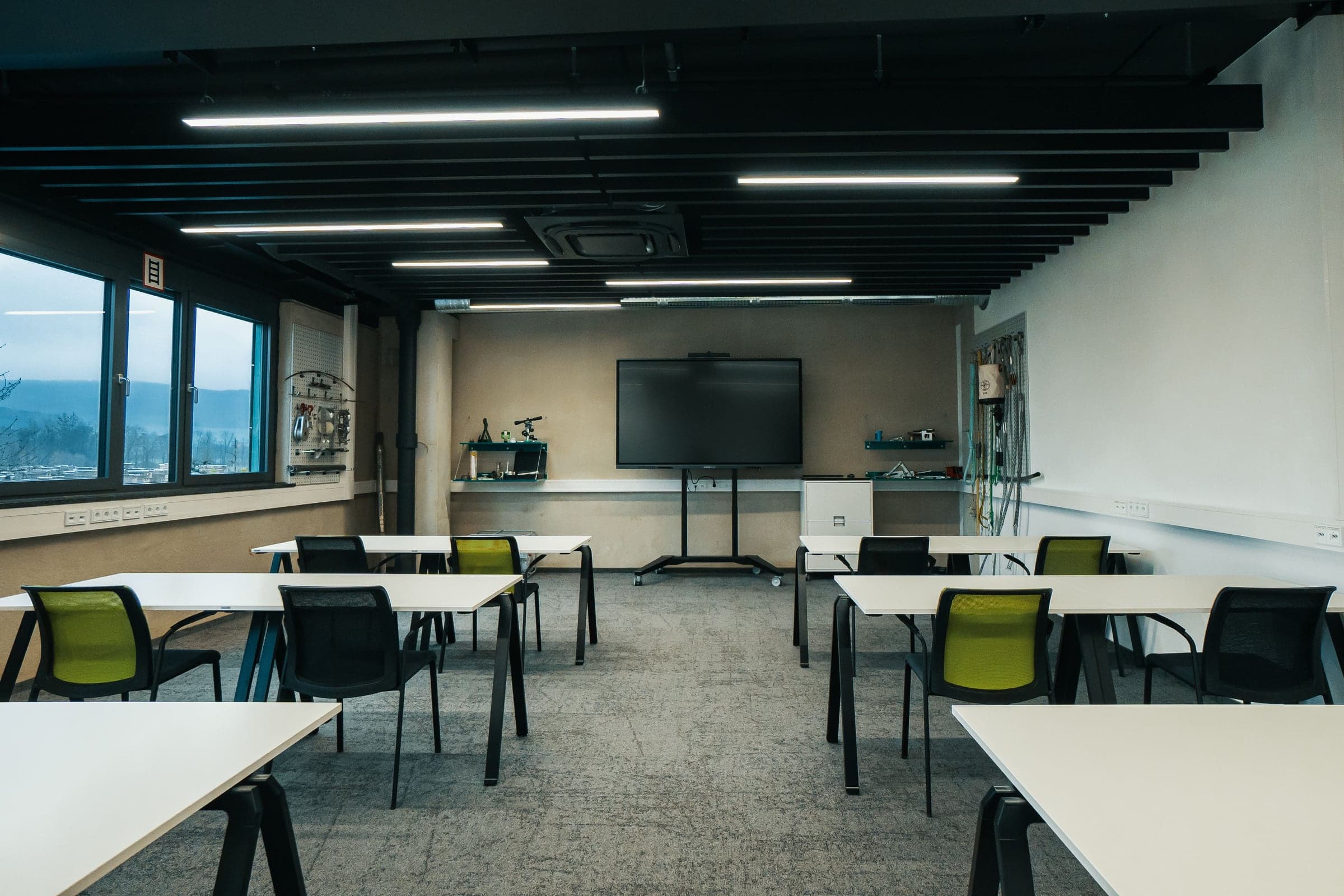Schulungsraum der ZECK Academy mit Bildschirm und Anschauungsmaterial