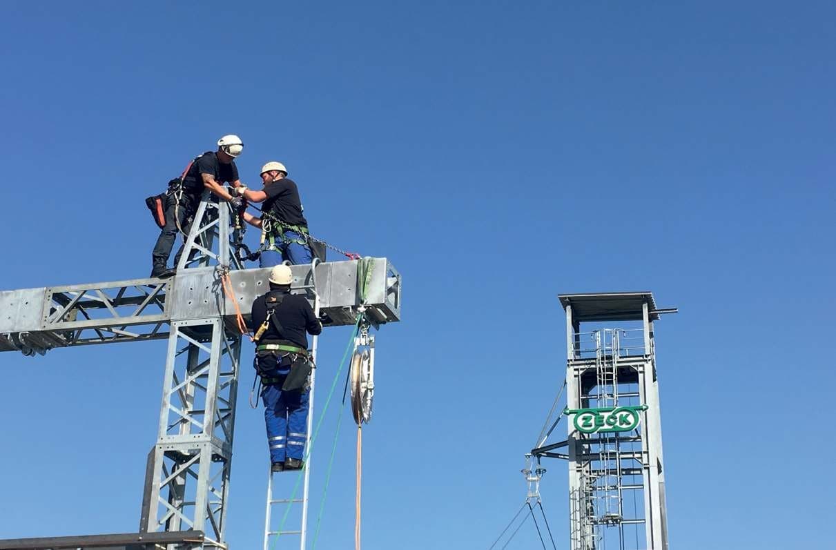 Fitters with fall protection on the lattice tower of the ZECK Academy testing area