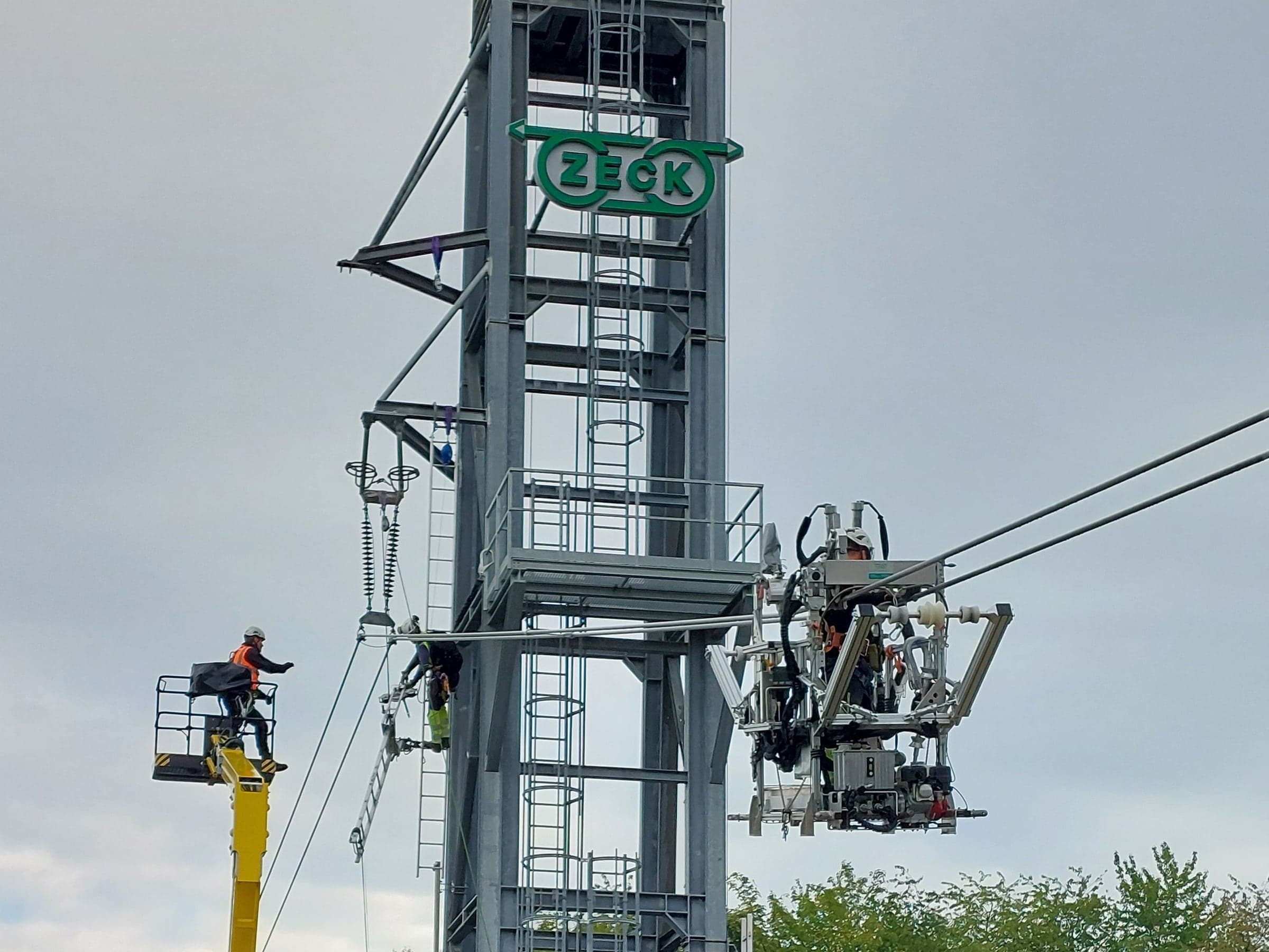 Übung zur Rettung aus dem Leitungsfahrwagen am Schulungsturm
